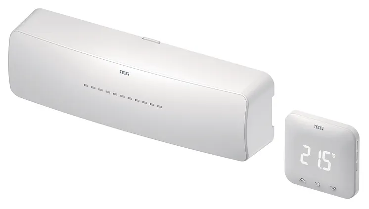 Vit TECEfloor centralenhet bredvid en vit mastertermostat med digital temperaturvisning.