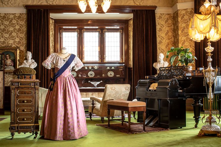 Klänning i slottets salong, inspirerad av den klänning drottning Victoria bar vid invigningen av världsutställningen 1851