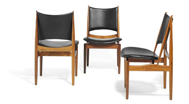 Finn Juhl: "Ægypterstolen". Sjældent sæt på 12 stole med stel af riopalisander. Sæde samt ryg betrukket med sort skind.  Vurdering: 300.000 kr.