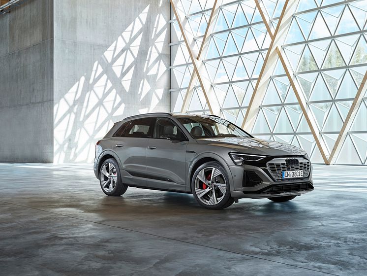 Audi Q8 e-tron (Chronosgrå)