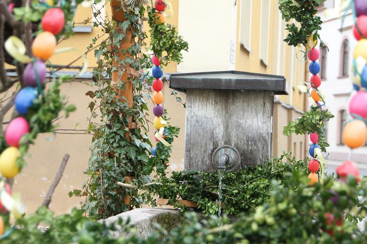 Vielerorts sind wunderschön geschmückte Osterbrunnen zu sehen, wie z.B. hier in Zwönitz