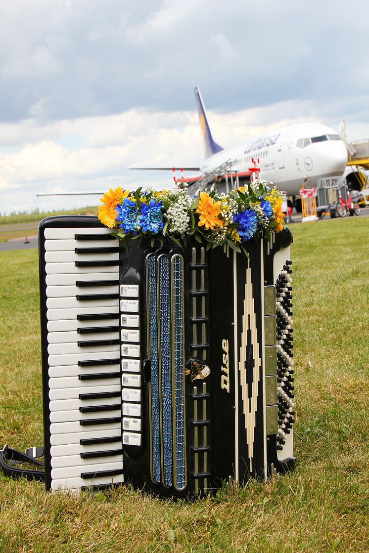 Musik och tårta vid Lufthansas ankomst