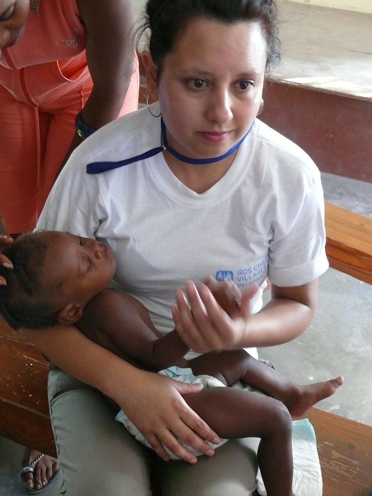 SOS-medarbetare tröstar baby, Santo, Haiti