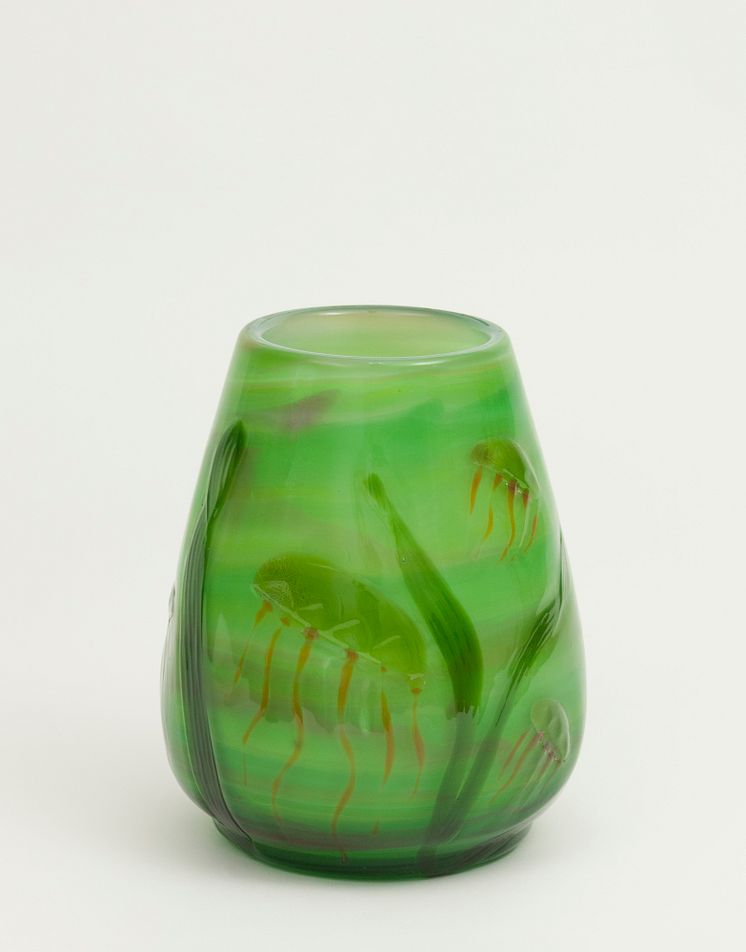 Anna Boberg, Manetvasen, 1902. Glas, 23 x 11 cm. Prins Eugens Waldemarsudde.