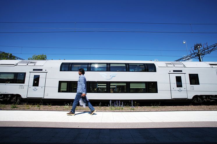  SJ regionaltåg, en solig vårdag