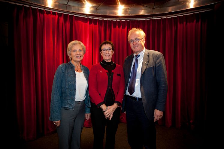 Årets Bröstsjuksköterskor Maria Forssell och Britt Andersson, samt Jan Frisell, mottagare av BROs Utmärkelse 2011