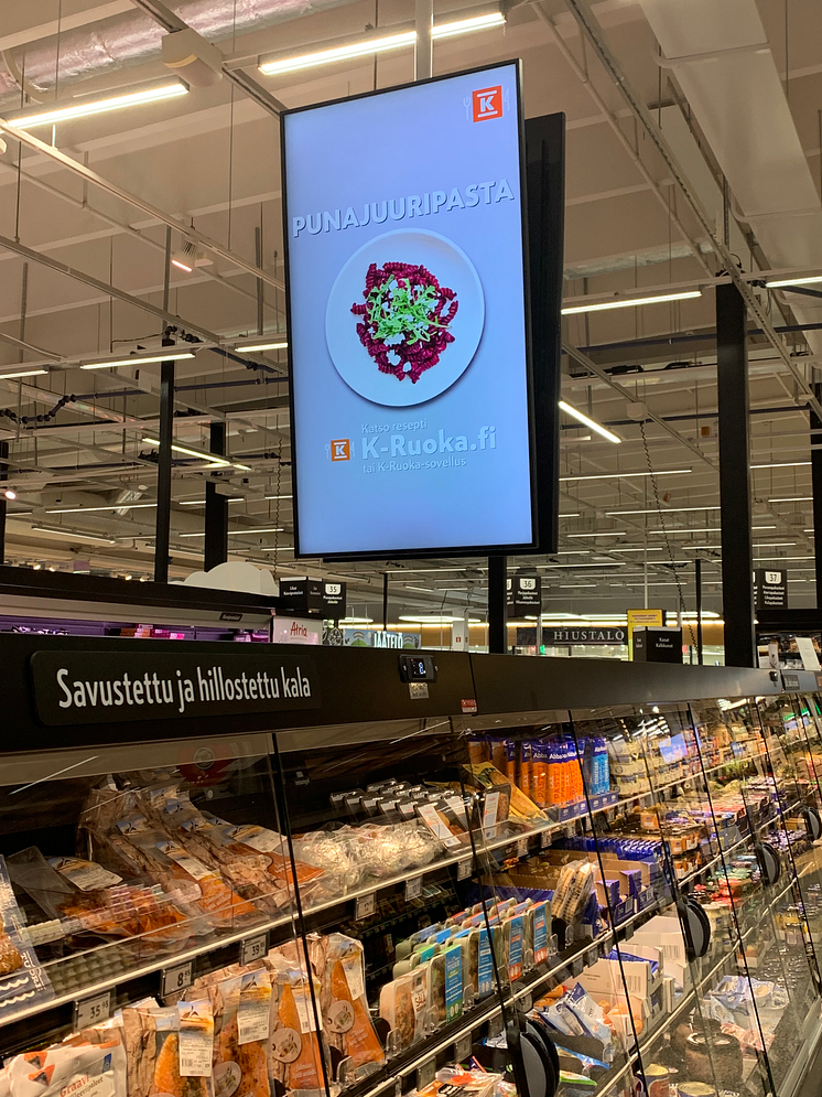 Digital skärm i en av K Group's butiker