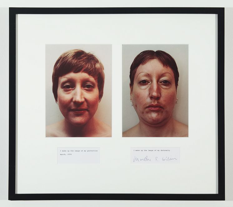 Martha Wilson, I Make Up the Image of My Perfection/I Make Up the Image of My Deformity, två färgfotografier med text, 1972/2008, 48 x 64 cm