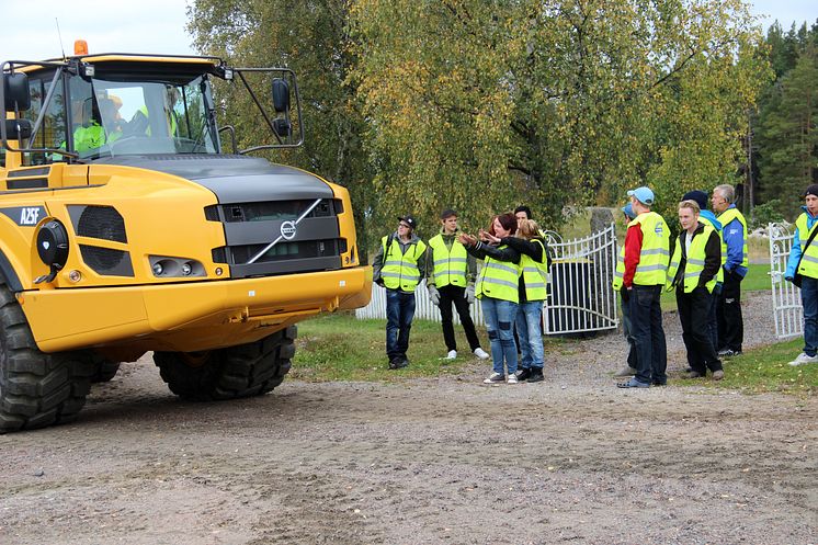 Skoldagarna - elever och Volvo dumper