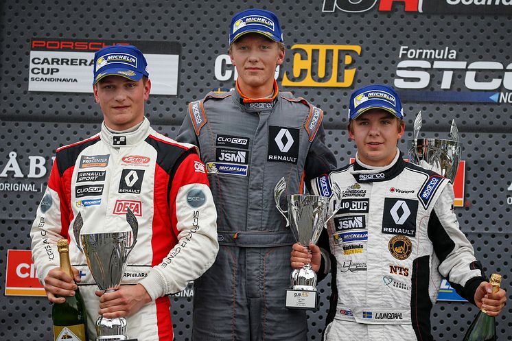 Prispall race 2, fr.v: Ilmari Korpivaara, Joel Jern, Julius Ljungdahl. Foto: Racefoto