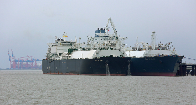 lng-tanker-golar-seal-am-fsru-hoegh-esperanza-in-wilhelmshaven-bjoern-luebbe-zukunft-gas-rgb