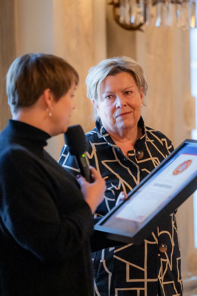 Karin Mårtensson mottar diplomet av Katrin Stjernfeldt Jammeh_Foto Fredrik Johansson