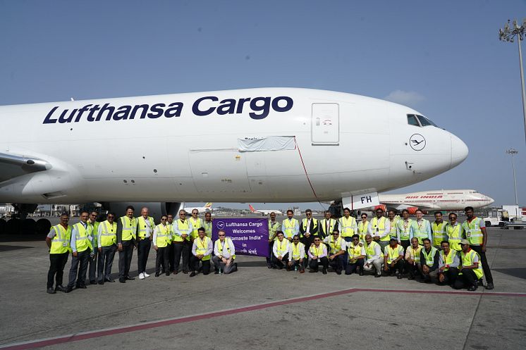 B777F Frachter - Gruppenbild Taufe Namaste India