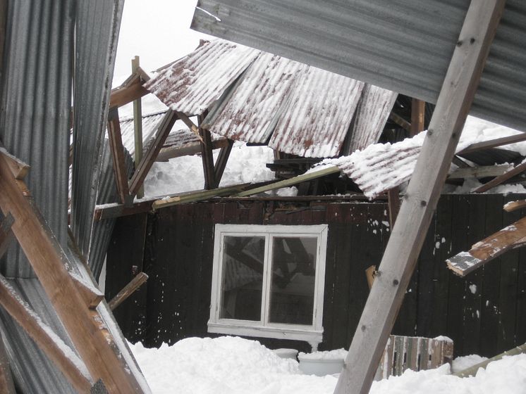 Kollapset bygning på grunn av snø