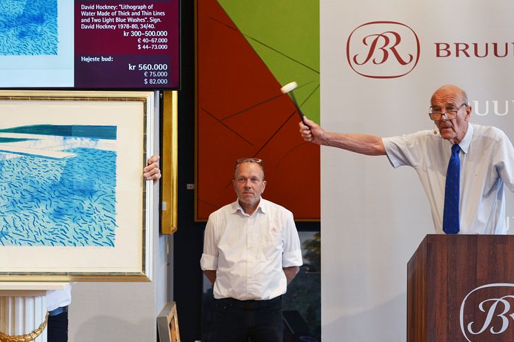 Jesper Bruun Rasmussen svinger auktionshammeren over David Hockneys værk.jpg