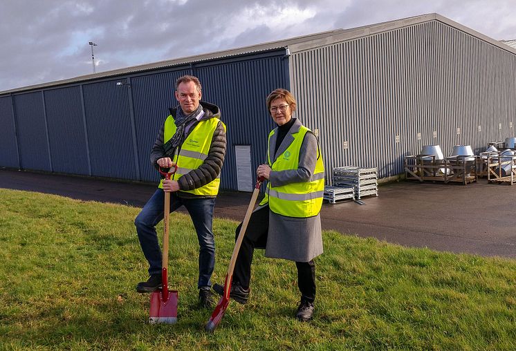 Første spadestik til Lindabs 3.000 m2 store udvidelse i Haderslev blev taget i februar. Her ses adm. dir. Mette Brøndum og produktionsdirektør Brian Rasmussen. 