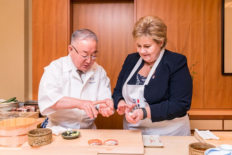 Statsminister Erna Solberg lager laksesushi i Japan