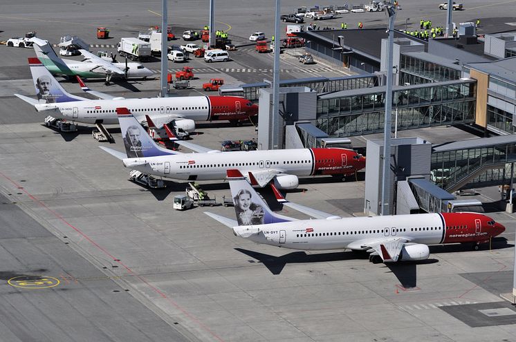 Tre Norwegian flyg vid gate på Gardemoen