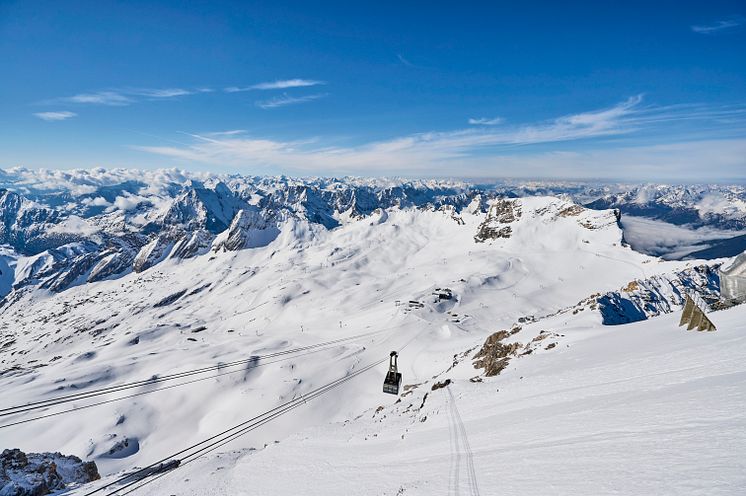 Grainau_Gondel_über_Schnee_schwebend_zur_Zugspitze