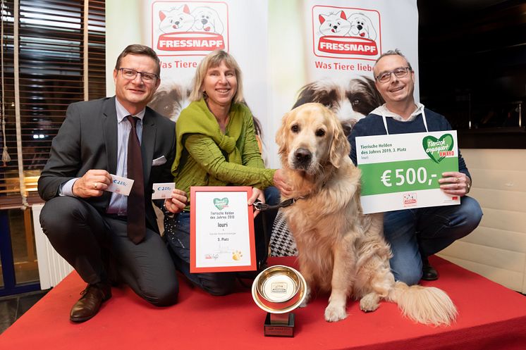 Hermann Aigner ehrt Iouri als tierischen Helden aus Niederösterreich