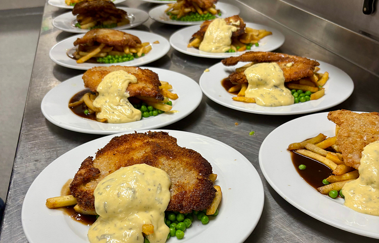 Momento Airport serverade schnitzel dagen till ära på premiärflighten i år_Jönköping Airport.png