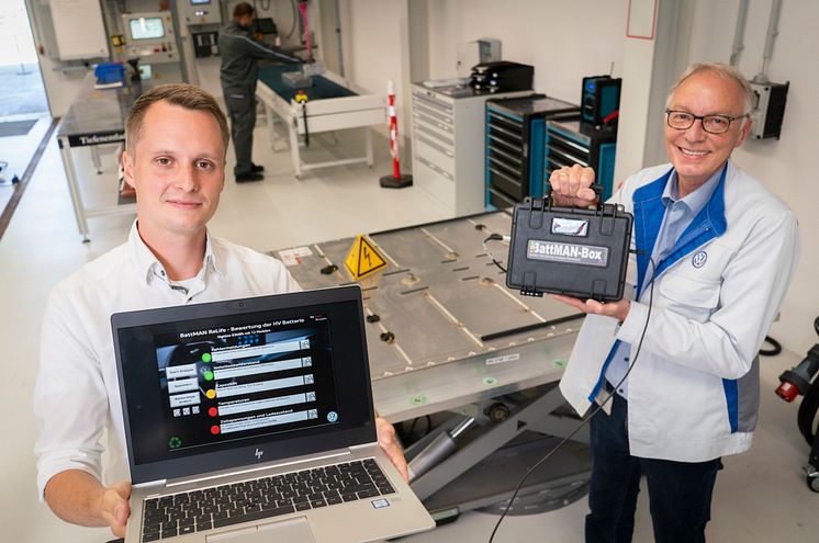 Robin Krause and Joachim Wöhle test used batteries with BattMAN ReLife in Salzgitter