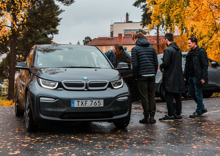 BMW och Elbilio inviger elbilspool i Bagarmossen