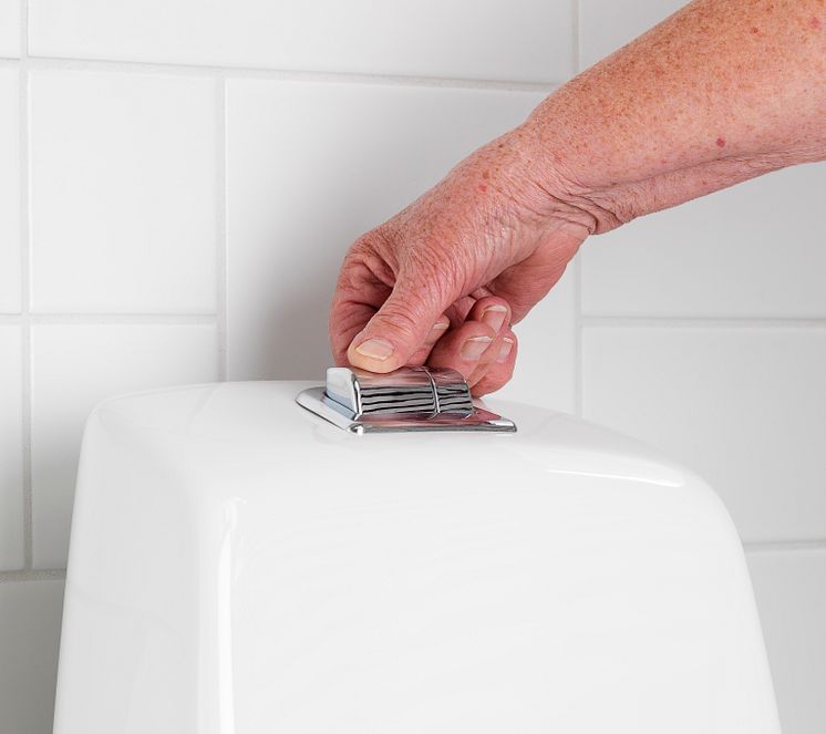 Förhöjd spolknapp på Nautic WC - ergonomisk och godkänd av Reumatikerförbundet