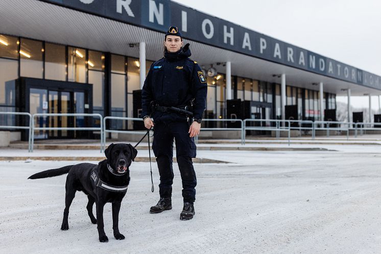 ErikFurmark och Loki liggande bild Foto_Lisa Björk