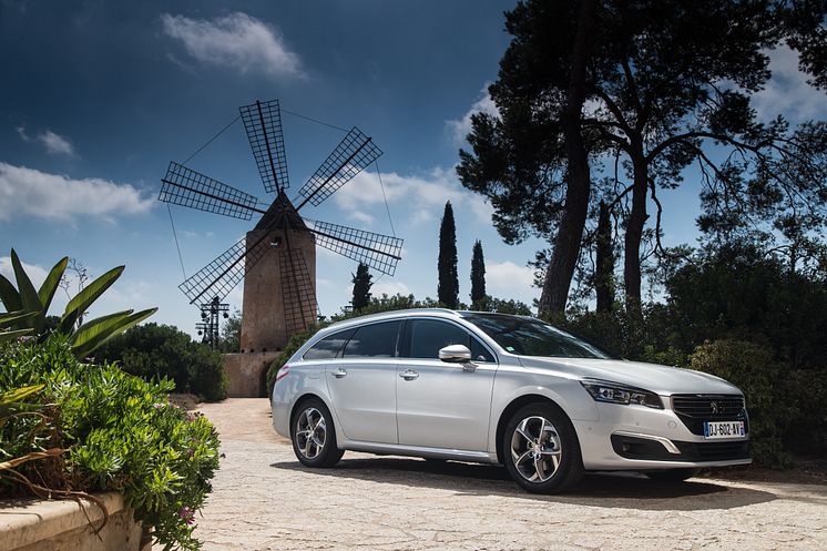 Sverigepremiär för sportigt eleganta Peugeot 508 -nytt utseende, klassledande förbrukning och nya automatlådor