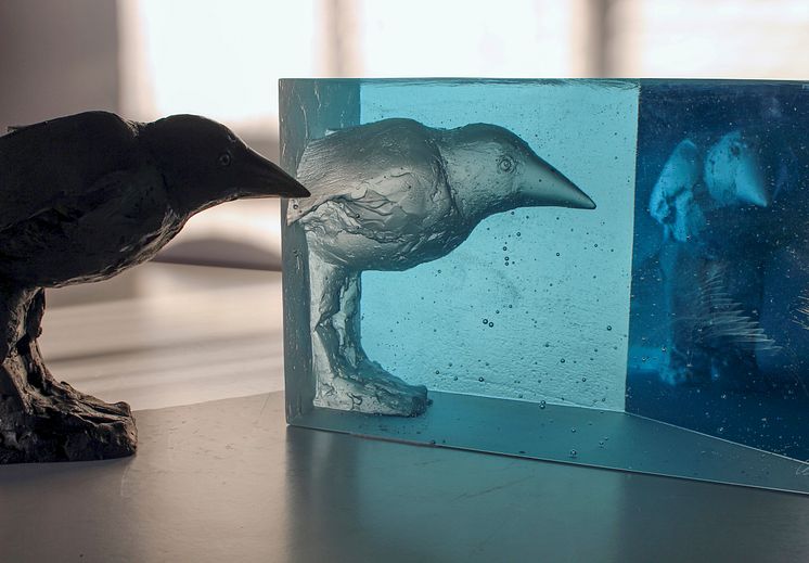 Ann Wolff, Bird and Bird, 2019. Gjutet glas och brons (två delar), 30 x 80 cm. 