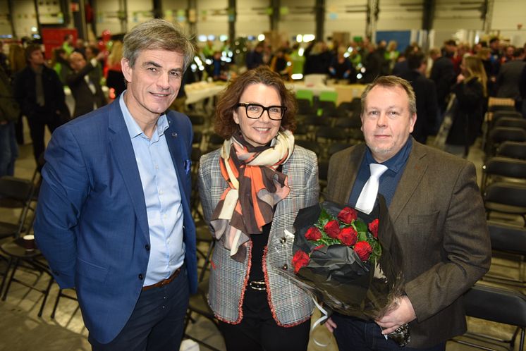 Konsernsjef Tone Wille i Posten Norge omkranses av Sandefjords ordfører Bjørn Ole Gleditsch (til venstre) og distriktssjef Gunnar Røen i Posten Norge. Foto: Birger Morken, Posten Norge