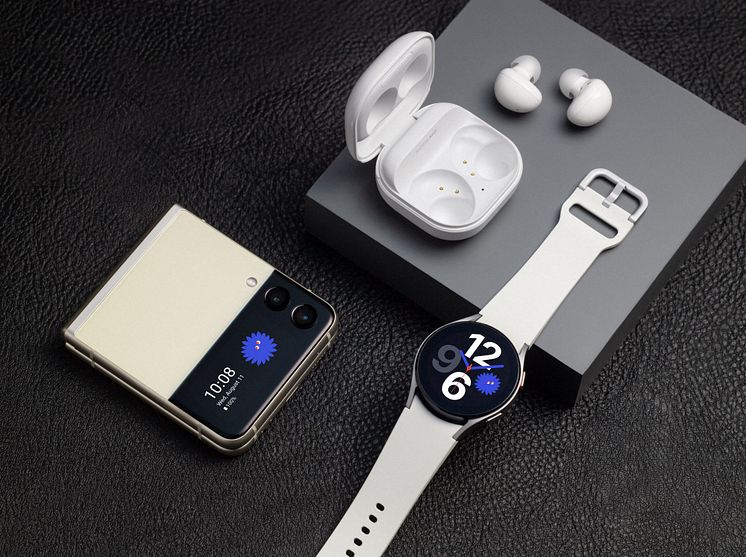 Samsung-ZFlip3+Watch4+Buds2.jpg