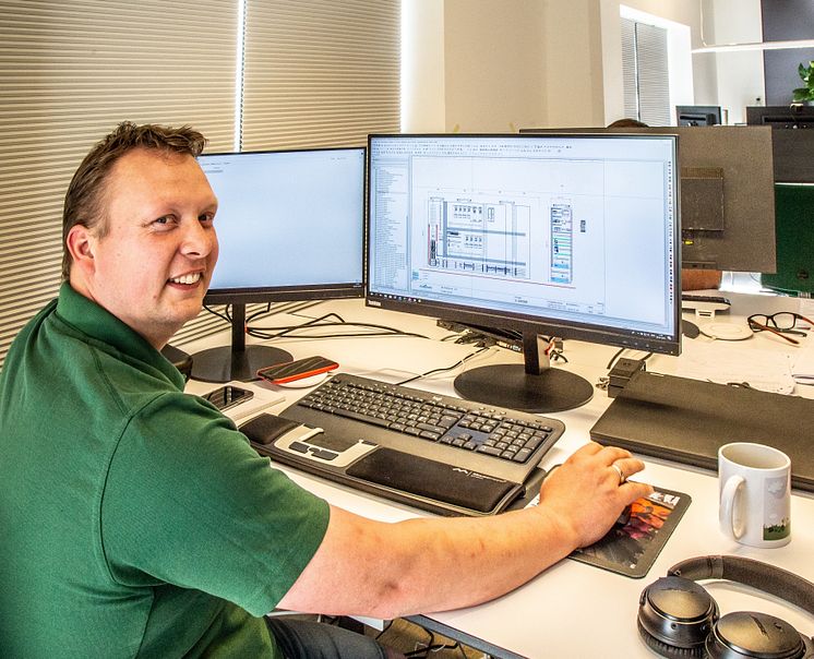 Søren Frier, KL Automatik ApS, der er certificeret som EPLAN certified engineer, arbejder i EPLAN med engineering af styreskabe og tavler.