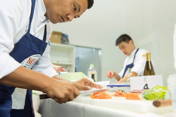 Das beste aus zwei Welten: perfekte Schnitttechnik in japanischer Sushi-Tradition und norwegischer Lachs.