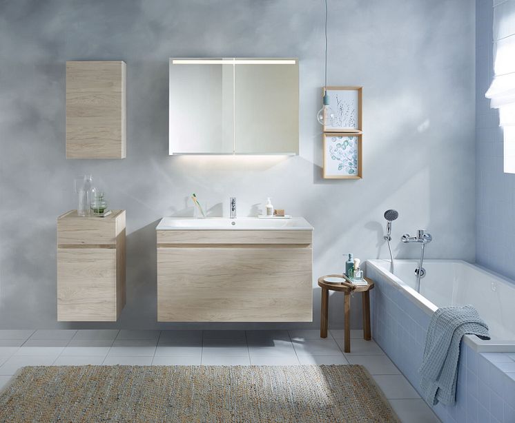 2021-Renova-Plan-bathroom-SlimRim-light-hickory-frontal-perspective_Big-Size