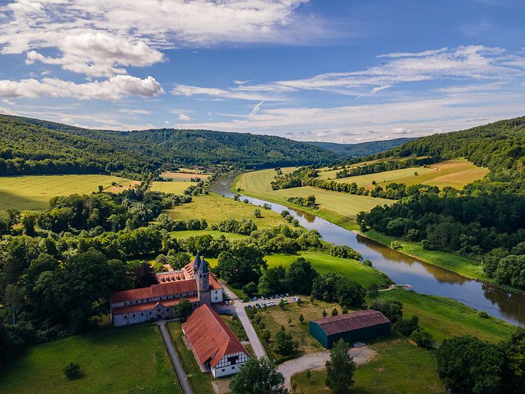 Blick auf die Weser im Weserbergland.jpg