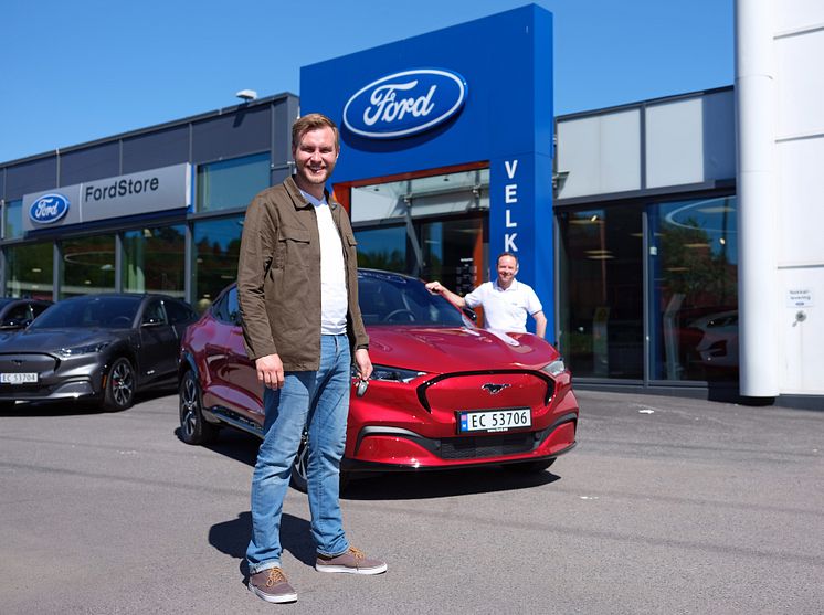  Erlend Gunstveit og Ford Norges markedsdirektør Geir Haugaard