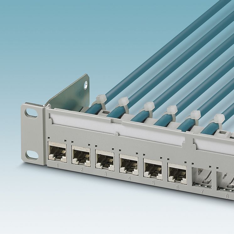 Compact patch bays for RJ45 modules