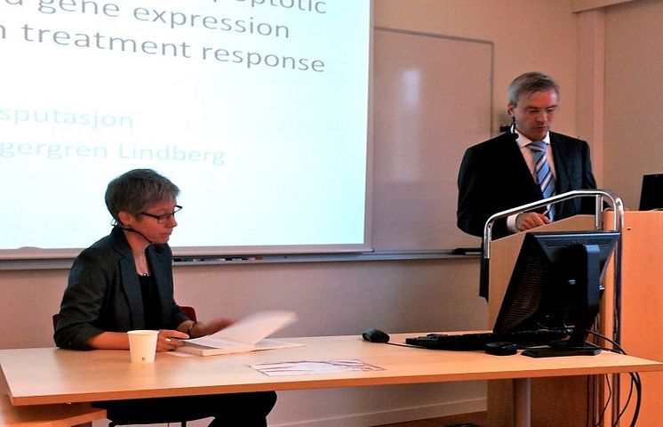 Respondent Marita Lagergren Lindberg, Karolinska Institutet samt fakultetsopponent Björn Tore Gjertsen, Universitetet Bergen. 