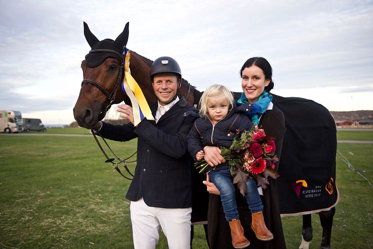 Jens Fredricson med familj efter vinsten i Jönköping Grand Prix