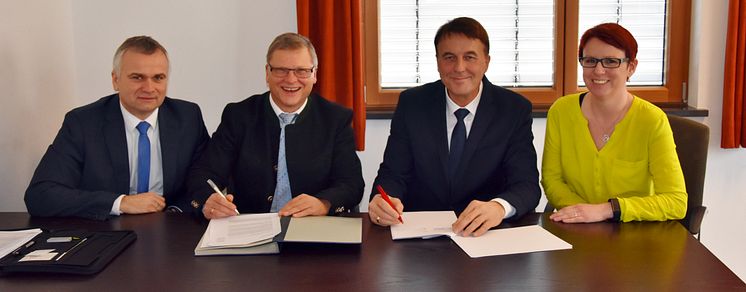 Bürgermeister Konrad Schikaneder (zweiter von links) und Martin Hanner vom Bayernwerk (dritter von links) unterzeichneten im Besein von Kommunalbetreuer Stephan Leibl und Geschäftsleiterin Pamela Meier den Konzessionsvertrag.