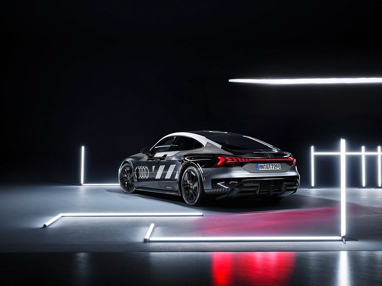 Audi e-tron GT prototype med black camouflage