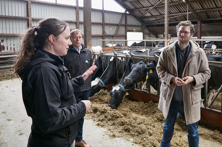 Im Gespräch: Marlen Biß, Walter Lausen (beide Arla Landwirt:innen) mit Landwirtschaftsminister Jan Philipp Albrecht