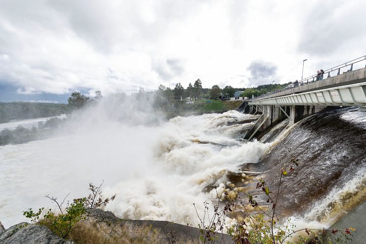 Nidelva var et mektig skue under «Petra», her ved Rygene kraftstasjon