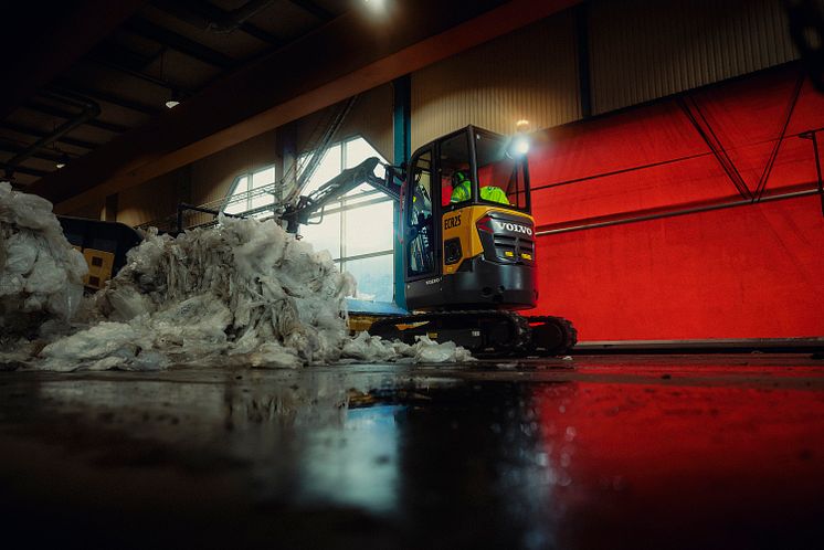 Volvo ECR25 Electric hanterar plast