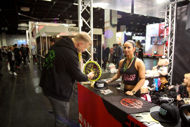 Satire Gym sammelt für Bärenherz auf der FIBO in Köln