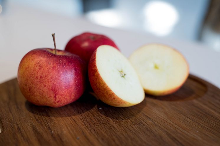 Rubinola – ett smakrikt svenskt äpple som nu kan köpas året runt. 
