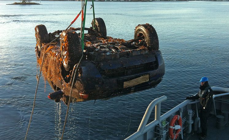 Heving av dumpet bil i sjøen