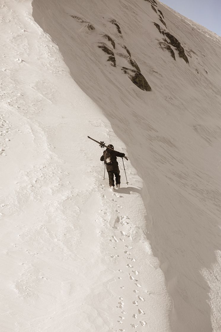 The Balvenie DoubleWood Skis - Gåendes på kam stående.jpg